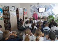 Библиотекари читают детям о войне