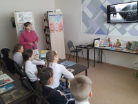 Библиотекари читают детям о войне