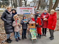 Покормите птиц зимой