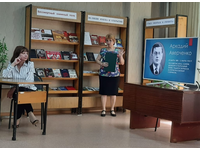 «Умел смеяться и смешить»