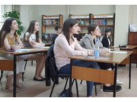 «Умел смеяться и смешить»